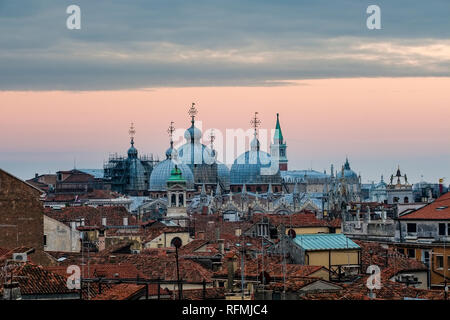 Vue aérienne de la Basilique de Saint-Marc, basilique San Marco à travers les toits de la "ville flottante" Banque D'Images