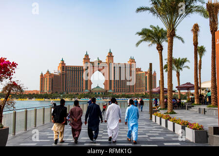 Dubaï, Émirats Arabes Unis - le 25 janvier 2019 : les touristes se rendant sur le Pointe waterfront restaurants et divertissements récemment ouvert à destination Banque D'Images