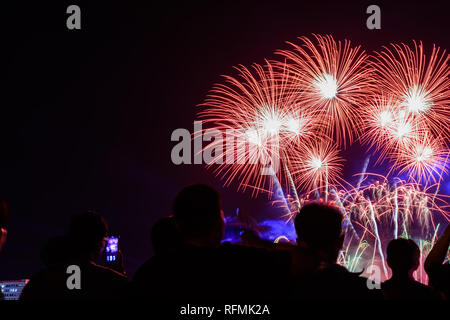 Foule artifice et célébrer ville fondée. Beau feu d'artifice de couleurs dans le milieu urbain pour la célébration sur fond sombre nuit. Banque D'Images