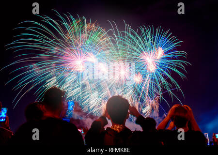 Foule artifice et célébrer ville fondée. Beau feu d'artifice de couleurs dans le milieu urbain pour la célébration sur fond sombre nuit. Banque D'Images