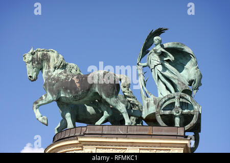 Statue de cheval sur la place des Héros à Budapest, Hongrie Banque D'Images