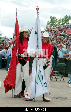 Porte-drapeaux avec chapeau de cow-boy au Stampede de Calgary, Calgary, Alberta, Canada Banque D'Images