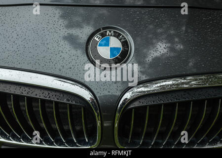 Crozon, France - 29 mai 2018 : Bmw motor company d'un insigne à l'avant d'une voiture noire. BMW est une moto, automobile allemand et le moteur manufacturin Banque D'Images