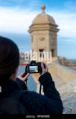 Touriste prenant une photo de l'oeil oreille Vedette Watchtower à Sliema, Malte Banque D'Images