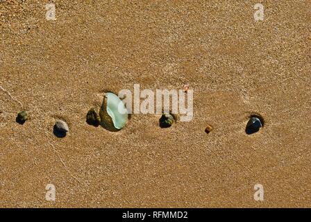 Déchets de verre de mer et la pollution est échoué sur une plage en conseil informatique, Anglesey, au nord du Pays de Galles, Royaume-Uni Banque D'Images