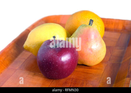 Nature morte avec fruits rouges pomme, poire, orange et citron jaune sur marron plateau en bois isolé sur blanc Vue de face closeup Banque D'Images