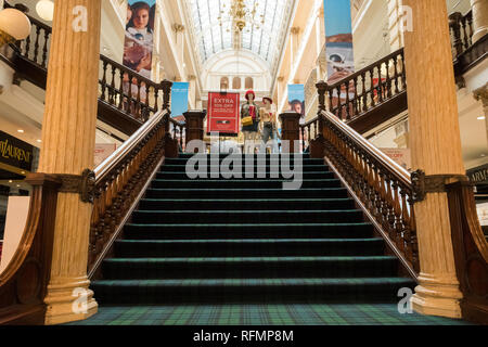 Le magasin Frasers Glasgow - grand escalier à l'entrée principale de l'arrêt Buchanan Street Banque D'Images