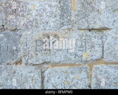 Les graffitis gravés sur les murs du château de Portchester, Hampshire, Angleterre, par les prisonniers de guerre Napoléoniennes Banque D'Images