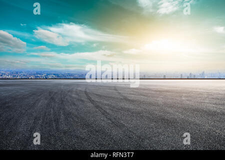 Vide route asphaltée et sur les toits de la ville avec des bâtiments à Shanghai, high angle view Banque D'Images