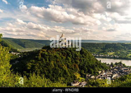 Belle vue sur "arksburg' château et Wuppertal avec rhin sur le coucher du soleil Banque D'Images