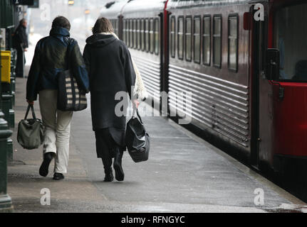 Dans un train sation au Danemark les passagers et de train Banque D'Images