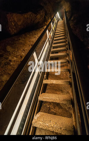 Escaliers à l'intérieur des grottes, grottes montserat salnitre, Collbató, Catalogne, Espagne Banque D'Images