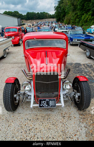 1934 Ford Custom rouge coupe Hotrod à Brooklands, Weybridge, Surrey, Angleterre. Classic vintage American car Banque D'Images