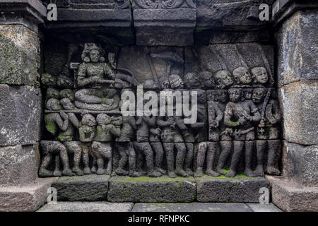 L'un des nombreux reliefs sur une des terrasses au temple de Borobudur à Java, en Indonésie. Banque D'Images