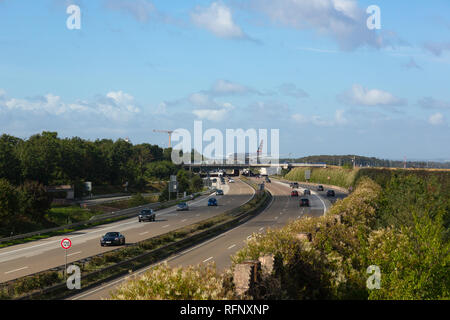 Allemagne, FRANCFORT - Septembre 06, 2015 : Airbus de taxis américains au-dessus de l'autoroute à l'aéroport de Francfort Banque D'Images