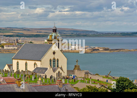 MACDUFF BANFSHIRE ECOSSE VUE SUR L'ÉGLISE DE DOUNE EN DIRECTION DE BANFF HARBOUR ET LA CÔTE DE MORAY Banque D'Images