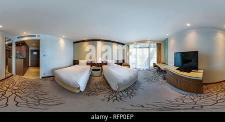 Vue panoramique à 360° de MINSK, BELARUS - 7 août 2017 : panorama 360 hôtel moderne dans une chambre avec deux lits simples. Vue 360° panorama transparente dans equirect