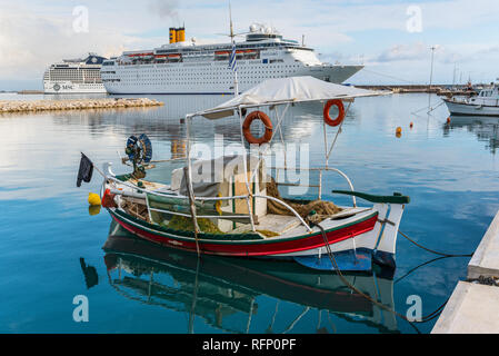 Katakolon, Grèce - 31 octobre 2017 : bateaux de pêche et navires de croisière Costa neoClassica amarrés dans le port de l'Katakolon, Grèce. Katakolon est un port Banque D'Images