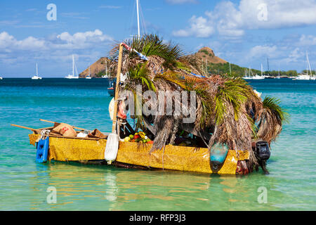 Magasin de fruits flottants shanty bateau, plage de Reduit Rodney Bay, Sainte-Lucie, Caraïbes. Banque D'Images