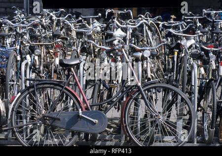 L'espace de stationnement pour vélos près de la gare principale, Amsterdam, Pays-Bas Banque D'Images