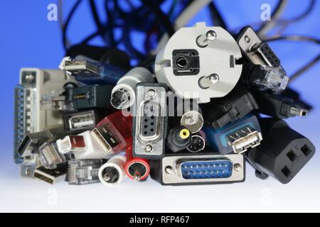 Différents câbles et fiches pour le matériel électronique et informatique Banque D'Images