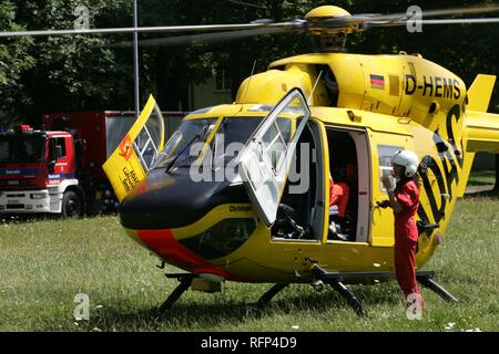 Air Rescue helicopter landing, Ausgburg, Bavière, Allemagne Banque D'Images