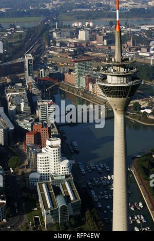 Rheinturm, bâtiments par Frank Gehry, Hotel Düsseldorf, Düsseldorf, Rhénanie du Nord-Westphalie, Allemagne Banque D'Images