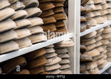 Chambre chaussons en laine pour l'hiver empilés les uns les autres dans des armoires en bois Banque D'Images