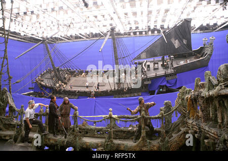 Titre original : PIRATES OF THE CARIBBEAN : AT WORLDS END. Titre en anglais : PIRATES OF THE CARIBBEAN : AT WORLDS END. Année : 2007. Réalisateur : Gore Verbinski. Credit : WALT DISNEY PICTURES / MOUNTAIN, PETER / Album Banque D'Images