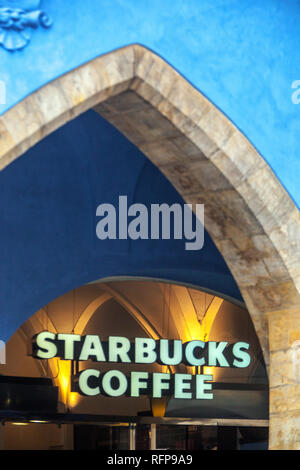 Café Starbucks en vertu de l'arc gothique sur la place de la Vieille Ville, Prague, République Tchèque Banque D'Images