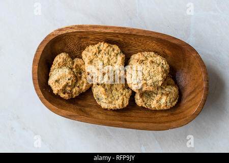 Yaourt salé maison cookies avec des flocons d'avoine / pâtisseries salées dans bol en bois. L'alimentation biologique. Banque D'Images