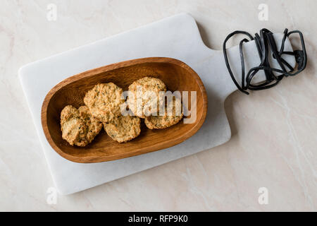 Yaourt salé maison cookies avec des flocons d'avoine / pâtisseries salées dans bol en bois. L'alimentation biologique. Banque D'Images