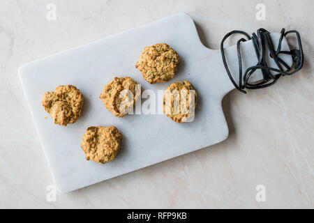 Yaourt salé maison cookies avec des flocons d'avoine / pâtisseries salées sur en conseil. L'alimentation biologique. Banque D'Images