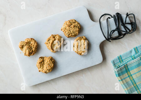 Yaourt salé maison cookies avec des flocons d'avoine / pâtisseries salées sur en conseil. L'alimentation biologique. Banque D'Images