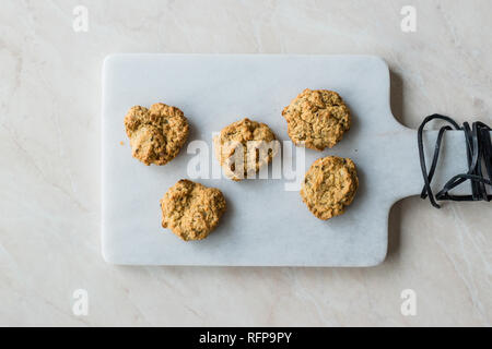 Yaourt salé maison cookies avec des flocons d'avoine / pâtisseries salées sur en conseil. L'alimentation biologique. Banque D'Images