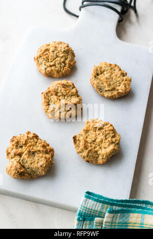 Yaourt salé maison cookies avec des flocons d'avoine / pâtisseries salées sur en conseil. L'alimentation biologique. Banque D'Images