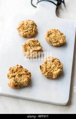 Yaourt salé maison cookies avec des flocons d'avoine / pâtisseries salées sur en conseil. L'alimentation biologique. Banque D'Images