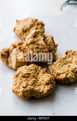 Yaourt salé maison cookies avec des flocons d'avoine / pâtisseries salées sur surface en marbre. L'alimentation biologique. Banque D'Images