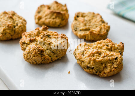 Yaourt salé maison cookies avec des flocons d'avoine / pâtisseries salées sur surface en marbre. L'alimentation biologique. Banque D'Images