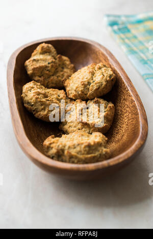 Yaourt salé maison cookies avec des flocons d'avoine / pâtisseries salées dans bol en bois. L'alimentation biologique. Banque D'Images