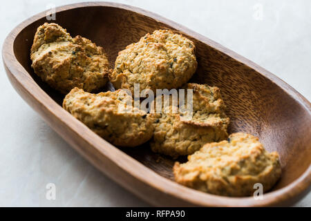 Yaourt salé maison cookies avec des flocons d'avoine / pâtisseries salées dans bol en bois. L'alimentation biologique. Banque D'Images