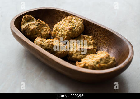 Yaourt salé maison cookies avec des flocons d'avoine / pâtisseries salées dans bol en bois. L'alimentation biologique. Banque D'Images