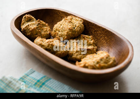 Yaourt salé maison cookies avec des flocons d'avoine / pâtisseries salées dans bol en bois. L'alimentation biologique. Banque D'Images