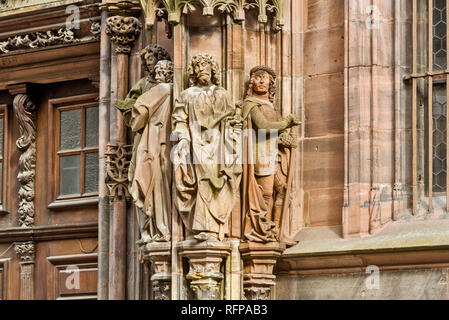 Le portail Saint-Laurent est orné d'un groupe de statues de la martyre du saint sur la cathédrale de Strasbourg, France Banque D'Images