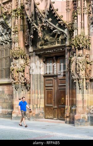 Le portail Saint-Laurent est orné d'un groupe de statues de la martyre du saint sur la cathédrale de Strasbourg, France Banque D'Images