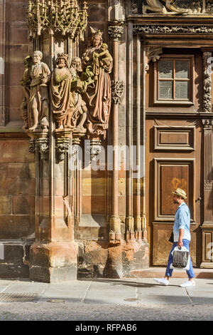 Le portail Saint-Laurent est orné d'un groupe de statues de la martyre du saint sur la cathédrale de Strasbourg, France Banque D'Images