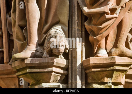 Le portail Saint-Laurent est orné d'un groupe de statues de la martyre du saint sur la cathédrale de Strasbourg, France Banque D'Images