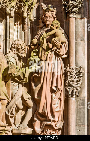 Le portail Saint-Laurent est orné d'un groupe de statues de la martyre du saint sur la cathédrale de Strasbourg, France Banque D'Images