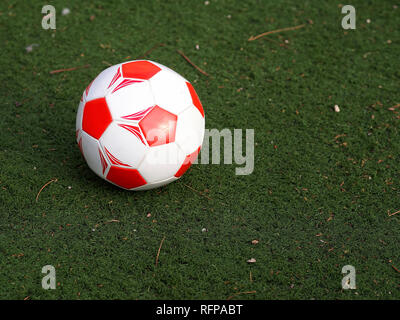 Ballon de soccer sur le terrain. Banque D'Images