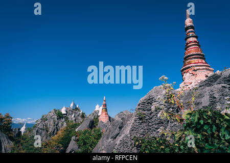 Wat Chaloemphrakiat en Thaïlande. Beau temple sans touristes. Trésor caché en Thaïlande Banque D'Images